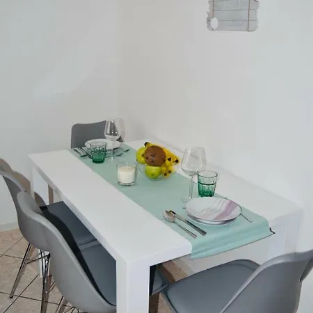 Studio Apartman Helena *** טרוגיר